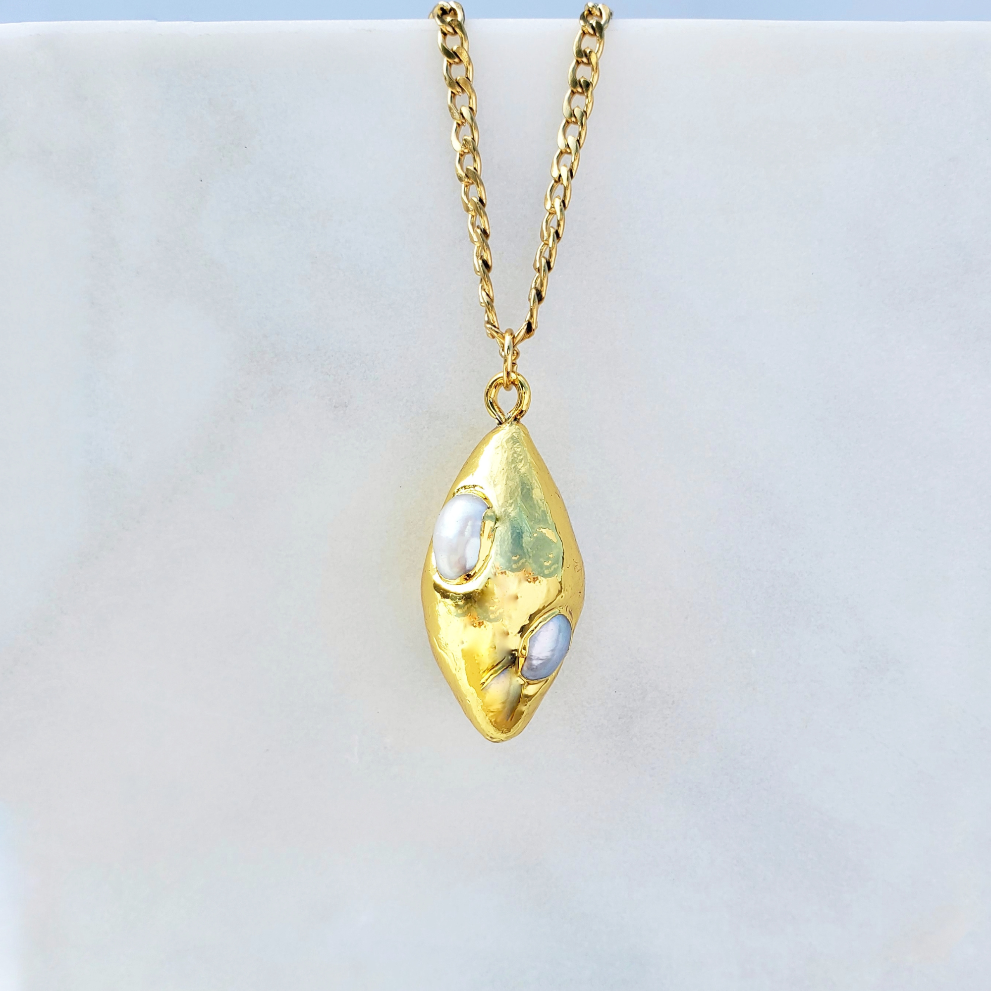 pearl pendant necklace